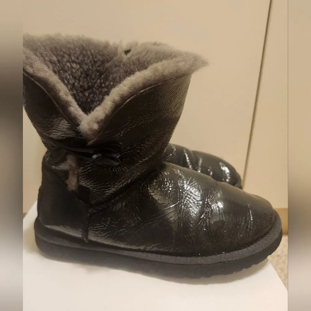 100% Auth. UGG Bailey Evergreen Crinkle Patent Leather Faux Fur Lined Boots Sz 8